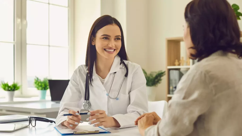 Médico atendiendo a paciente.