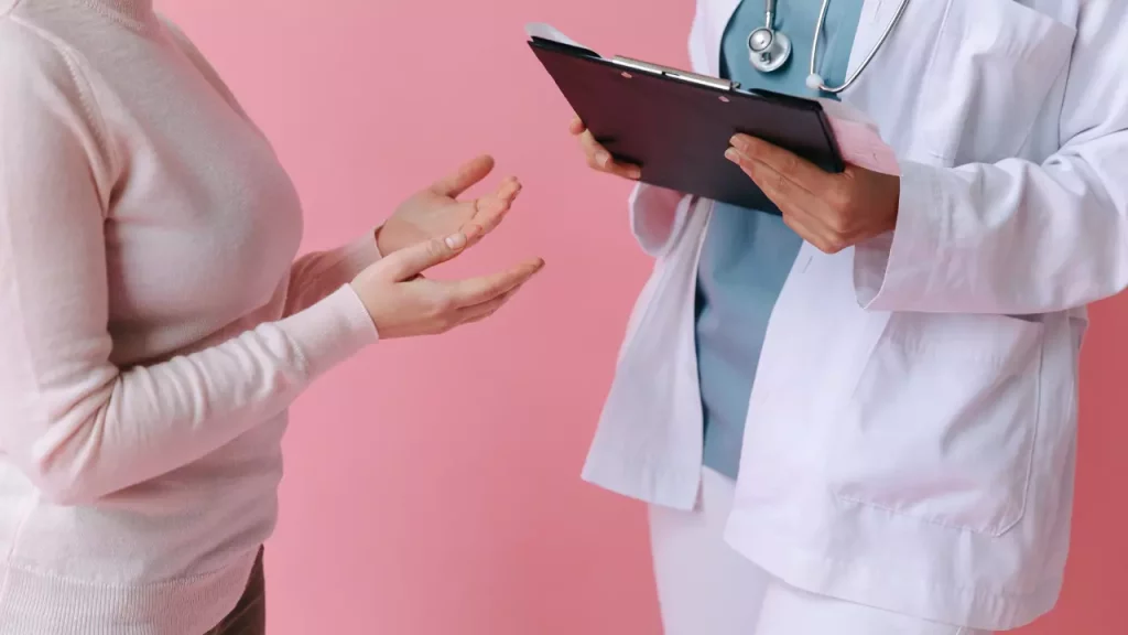 Mujer recibiendo tratamiento médico.