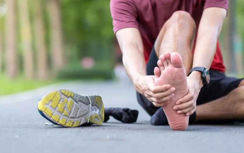 Por qué se produce la fascitis plantar